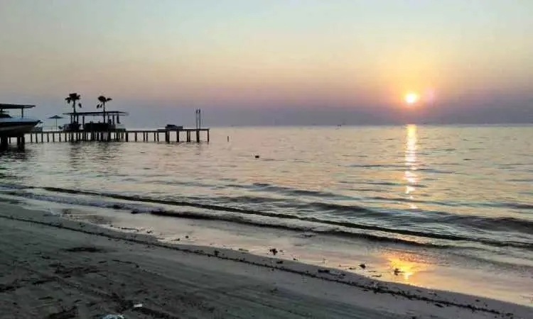 Menikmati Kejernihan Air dan Keindahan Pantai Teluk Awur di Jepara